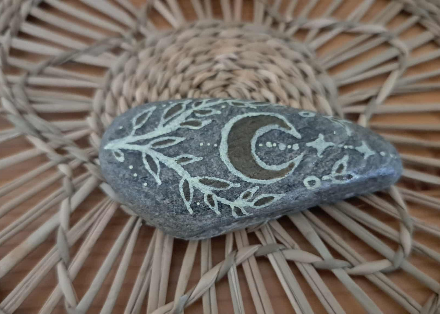 🌿 Galet de l’Ardèche – Dessin fait main 🌙✨