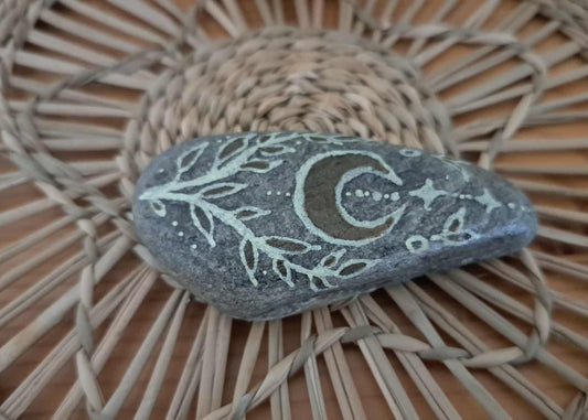 🌿 Galet de l’Ardèche – Dessin fait main 🌙✨